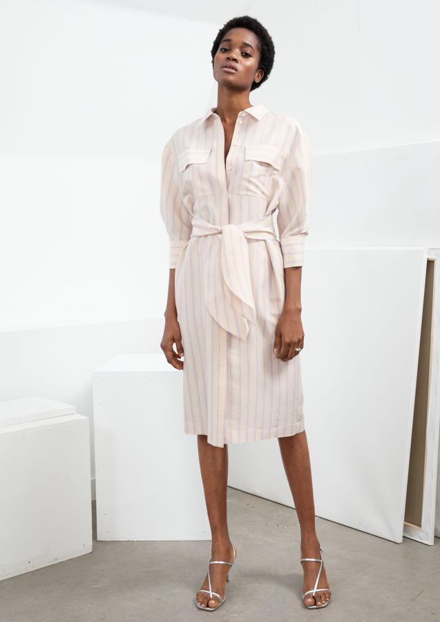 El camisero auténtico, con tejido de algodón rígido y rayas ligeras que se asemeja a una camisa masculina. De & Other Stories (129 euros).