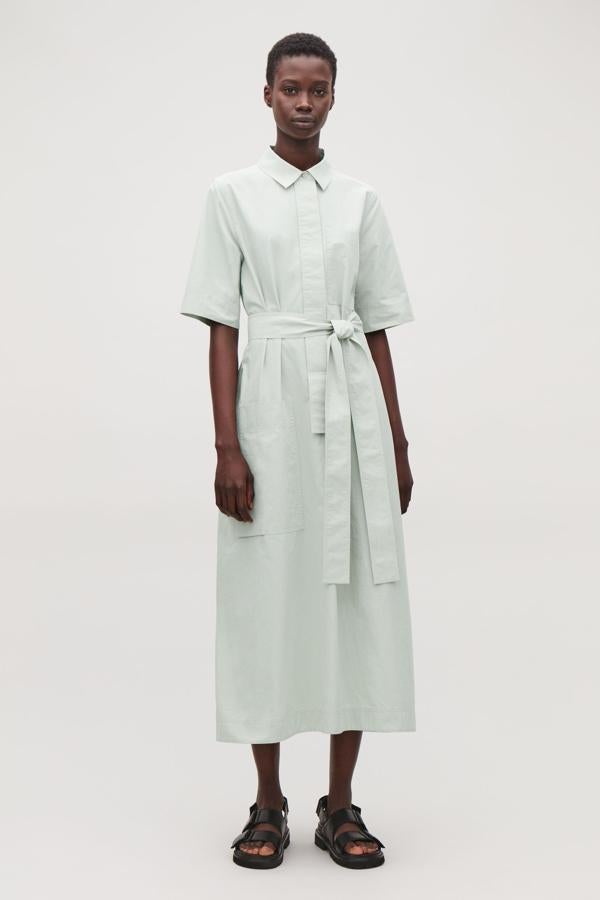 De tejido más armado y pinzas a la altura de la cintura, tiene el corte más clásico de todos los de nuestra lista. Así es este modelo de Cos (99 euros).