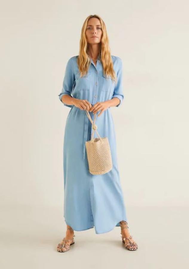 Es evidente que el tejido denim -en este caso en versión ligera- es el favorito del low cost para los vestidos camiseros. Este es de Mango (49,99 euros).