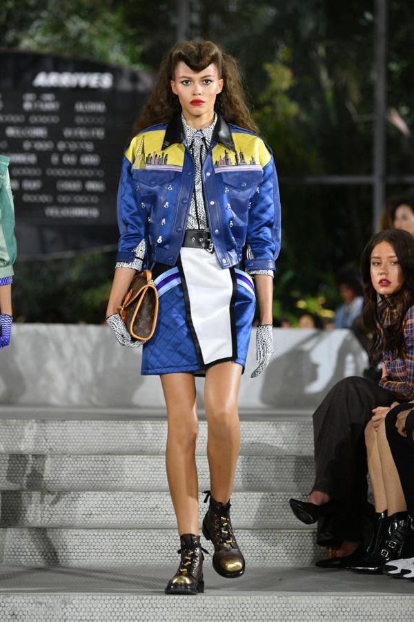 Esta cazadora tipo bómber con el 'skyline' de Nueva York estampado está llamada a ser la favorita de las 'influencers' de todo el mundo.