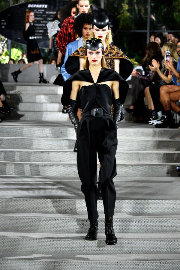 ¿Quiere Ghesquière que nos empoderemos y saquemos la súper heroína que hay en nosotras con diseños como este?