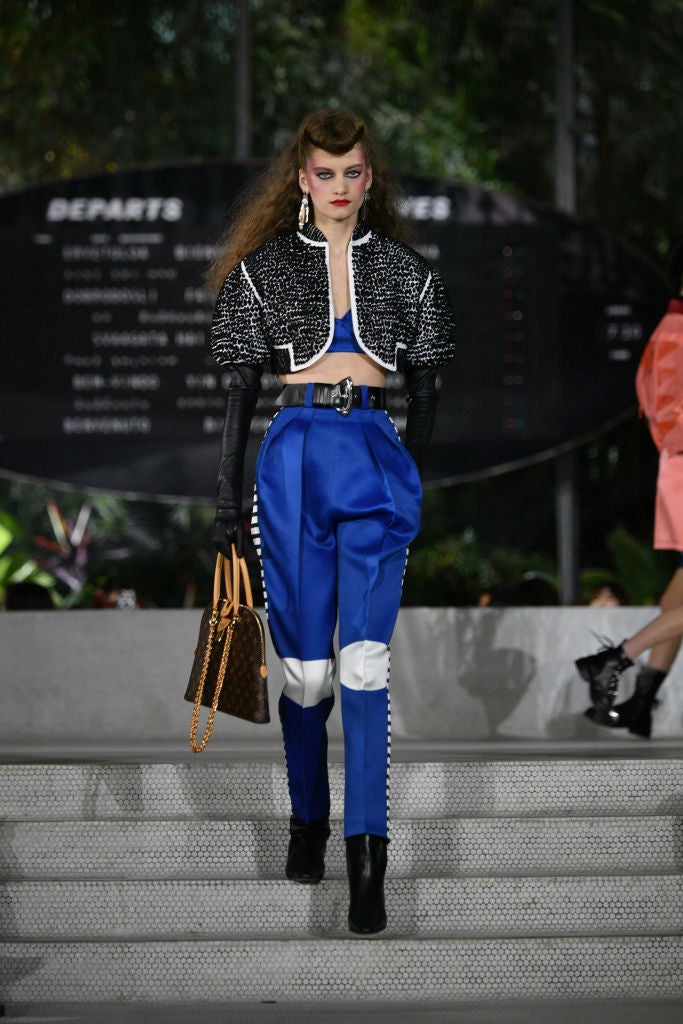 La estética ochentera ha invadido el Centro de Vuelo TWA del aeropuerto JFK de Nueva York por obra y gracia de Ghesquière, y ahora nos obsesiona...