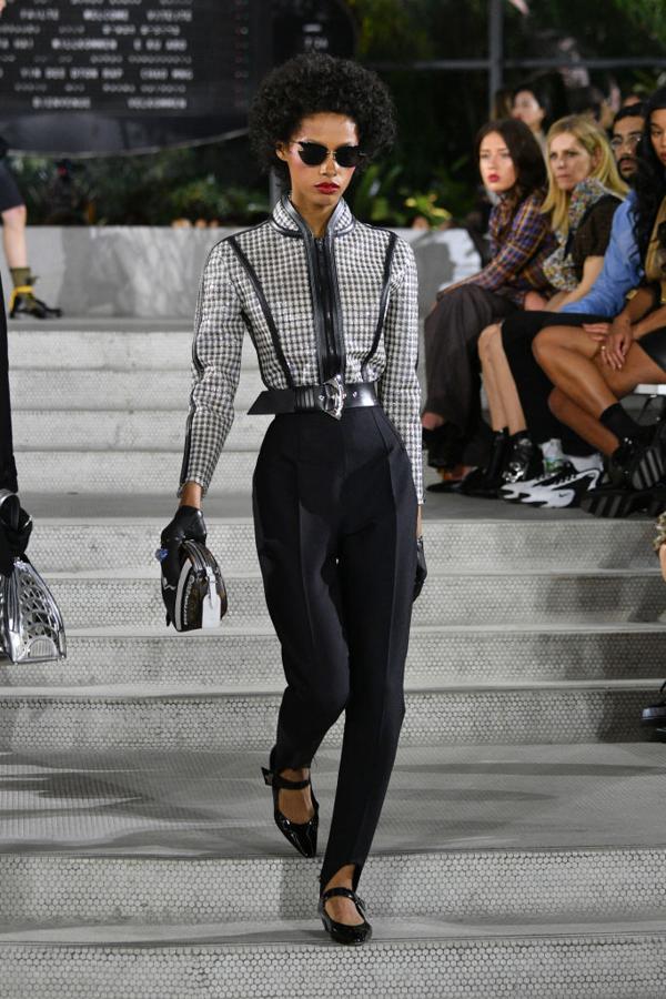 En este look de la colección #Cruise2020 de Louis Vuitton no podemos quedarnos en los detalles... porque lo necesitamos completo en nuestra vida.
