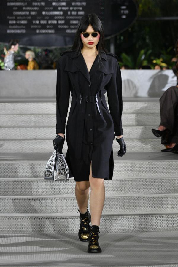 El look 'total black' es perfecto para que todas las miradas se centren en el maravilloso bolso que representa la cúspide del Empire State.