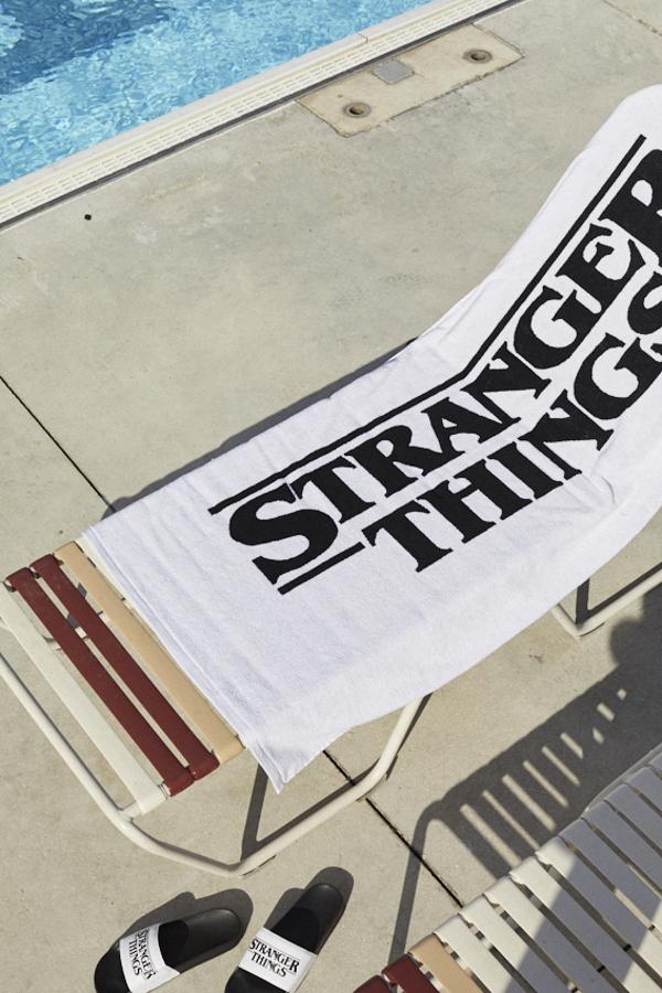 Y cómo iba a haber una toalla con el logo de la serie. Es el accesorio estrella.