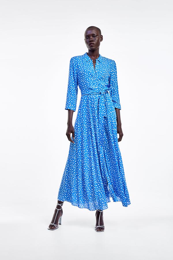 Tiene un azul fuerte que favorece tanto a rubias como morenas y un corte que te servirá las 24 horas del día. Incluso para la noche, con unas sandalias de tacón. Es de Zara. (39,95 euros).