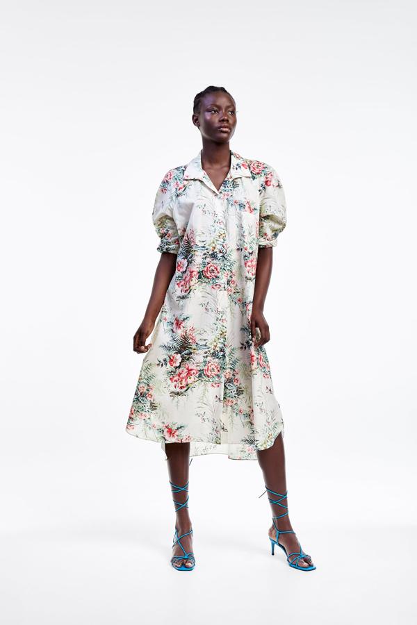 El lino se ha convertido en unos de nuestros tejidos favoritos para el verano. Y este vestido de Zara -de lino- con estampado floral, va a ser una de nuestras grandes apuestas para combatir el calor con estilo (39,95 euros).