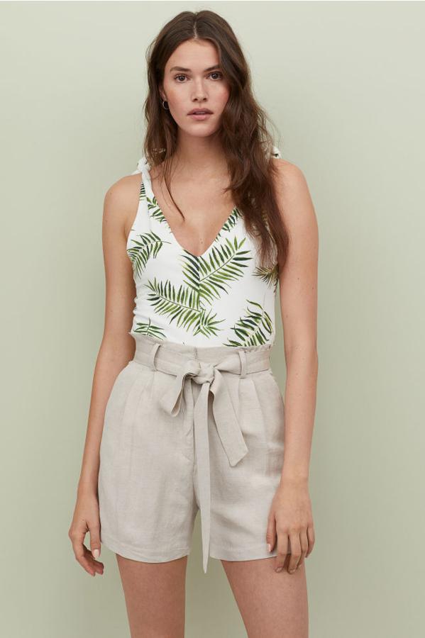 Body con estampado tropical y fondo blanco, 9,99 euros.