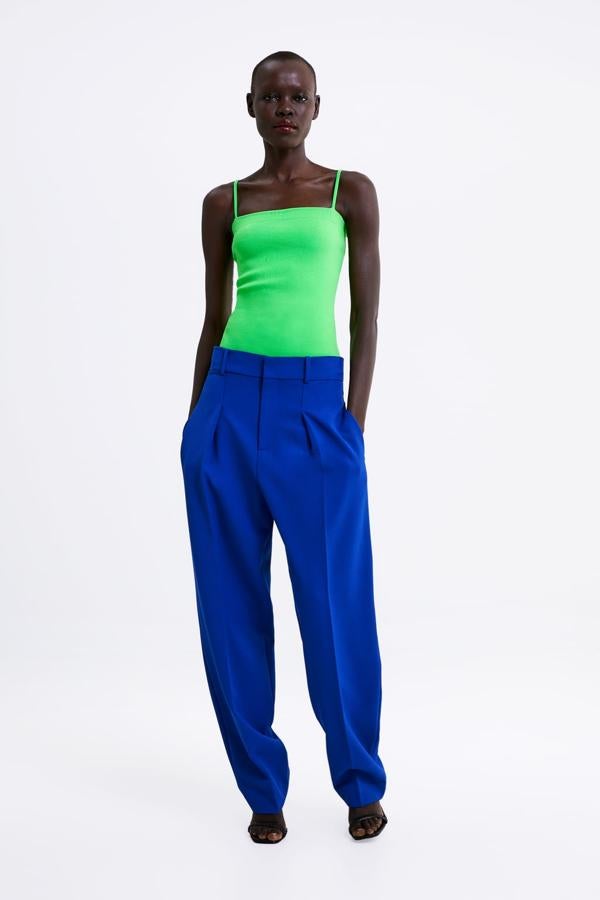 Body de tirantes con escote recto en color flúor, 15,95 euros.