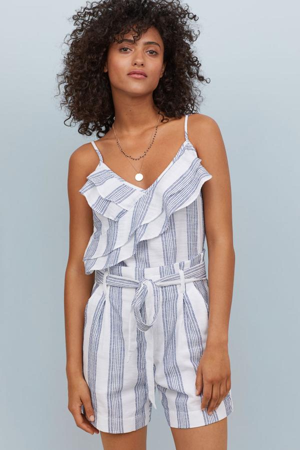 Pantalón corto de tela con cintura abullonada y pinzas en la parte delantera. Lleva cinturón de anudar, bolsillos al bies, bolsillos traseros decorativos y cierre de cremallera (19,99 euros).