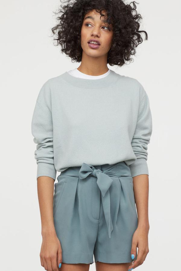 Pantalón corto de tela con pliegues, cinturón de anudar cosido, bolsillos al bies y bolsillos traseros ribeteados (24,99 euros).