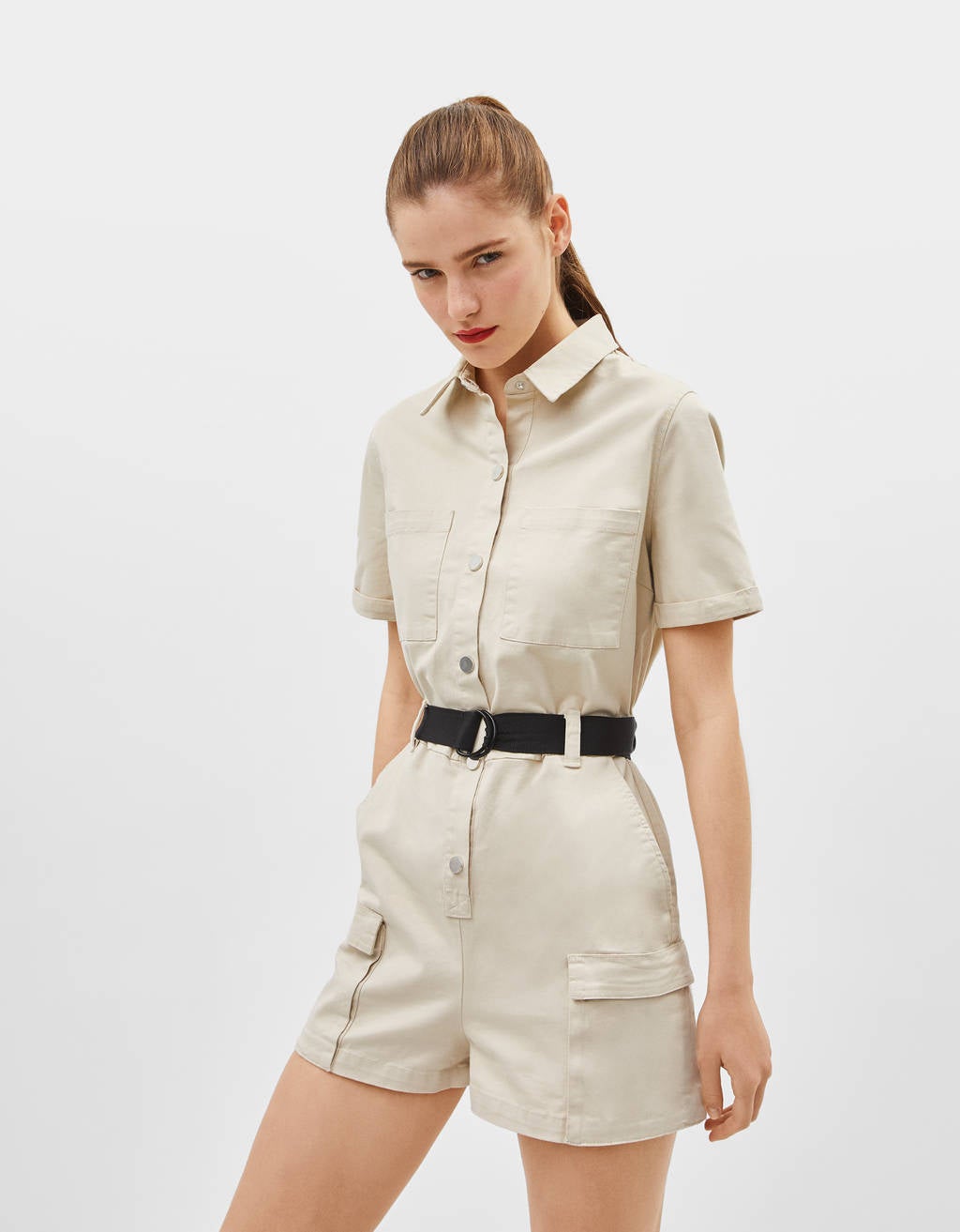 Mono beige de Bershka con cinturón y bolsillos estilo safari. (25,99 euros).