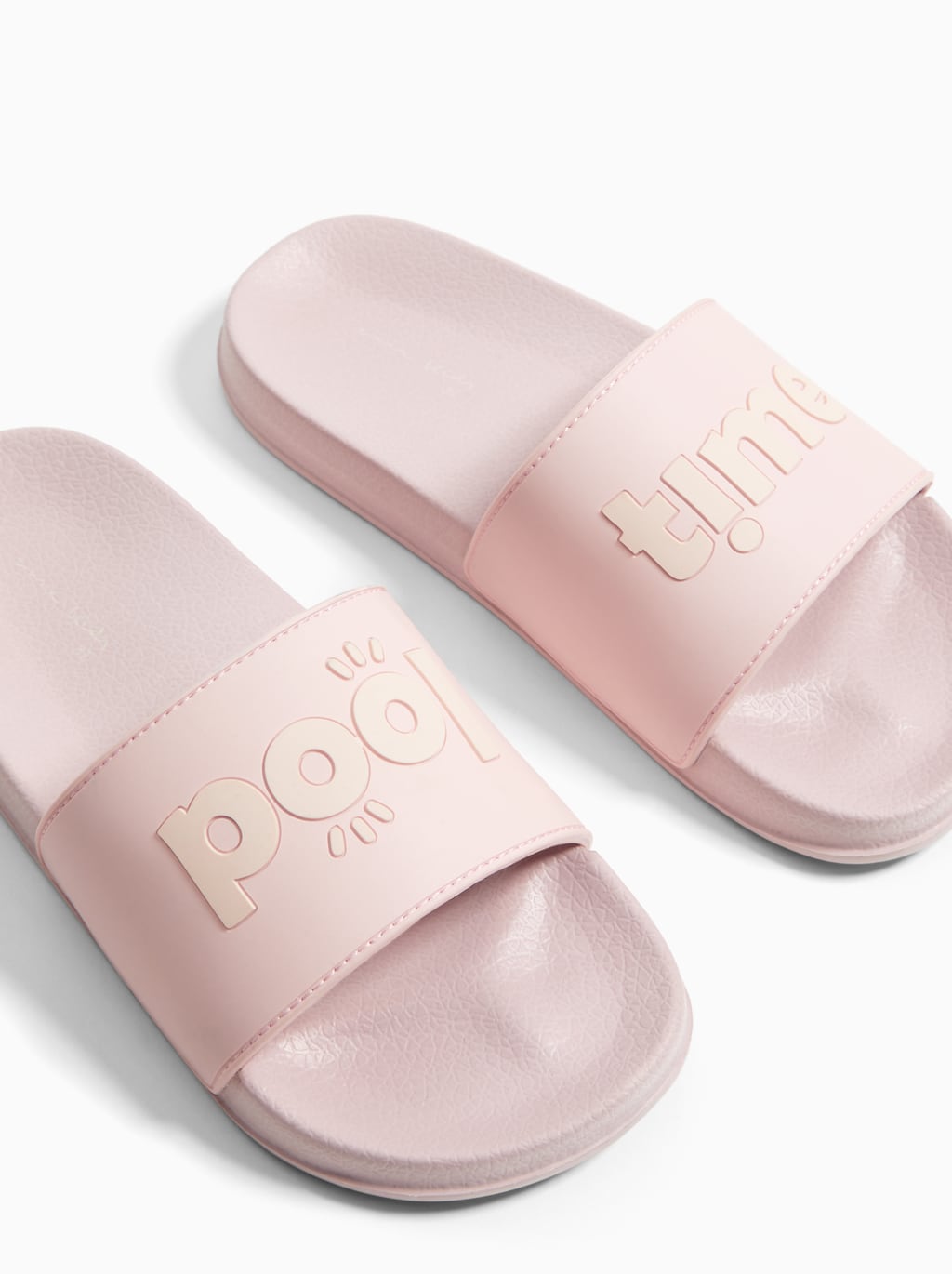Chanclas planas de Zara Kids con detalles veraniegos: 12,95 euros. Disponibles hasta el número 38.