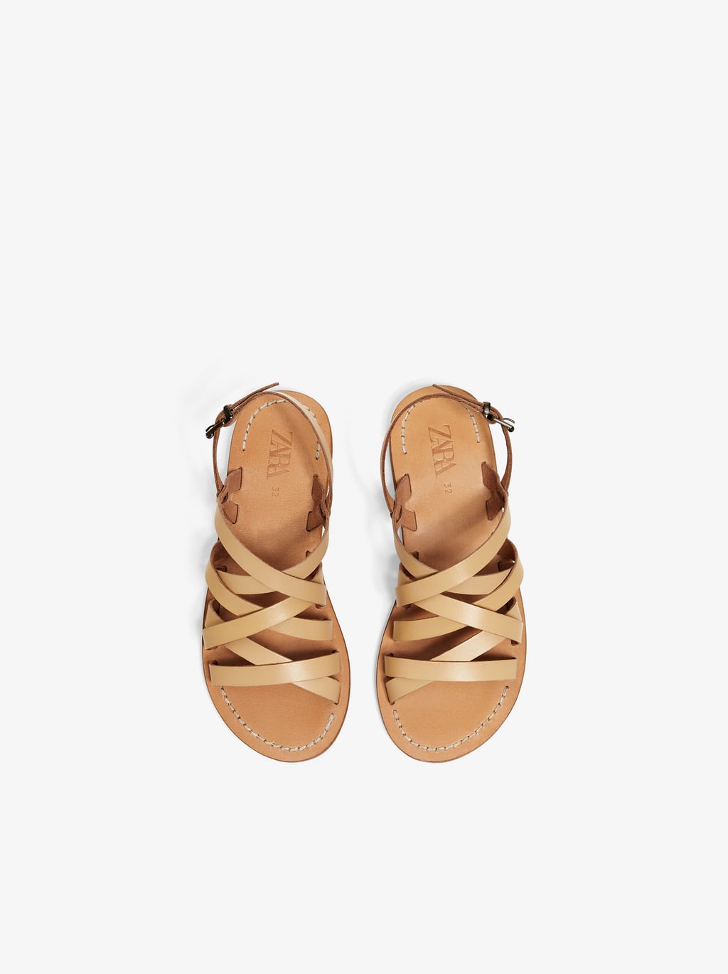 Sandalia de tiras 100% piel vacuna. Se cierran mediante tiras adherentes en el lateral. Plantilla 100% piel de búfalo. 32,95 euros en Zara. Disponibles hasta el número 40.