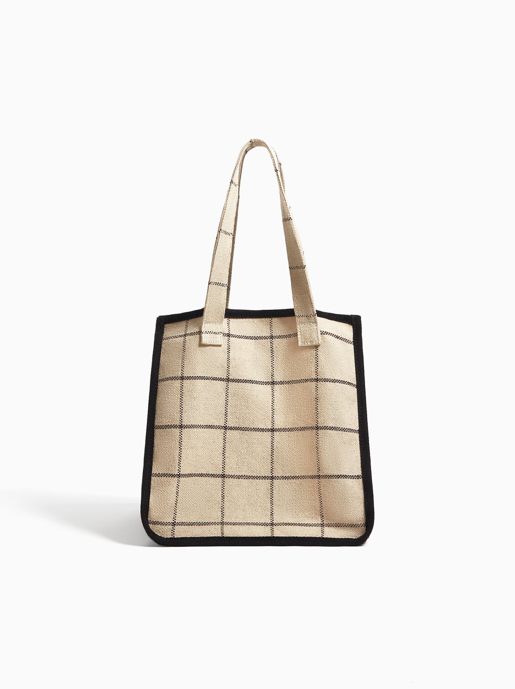 Bolso estilo shopper de algodón y yute, con estampado de cuadros. Alto x Ancho x Fondo 27 x 25 x 26 cm. Disponible en Zara Kids por 19,95 euros.