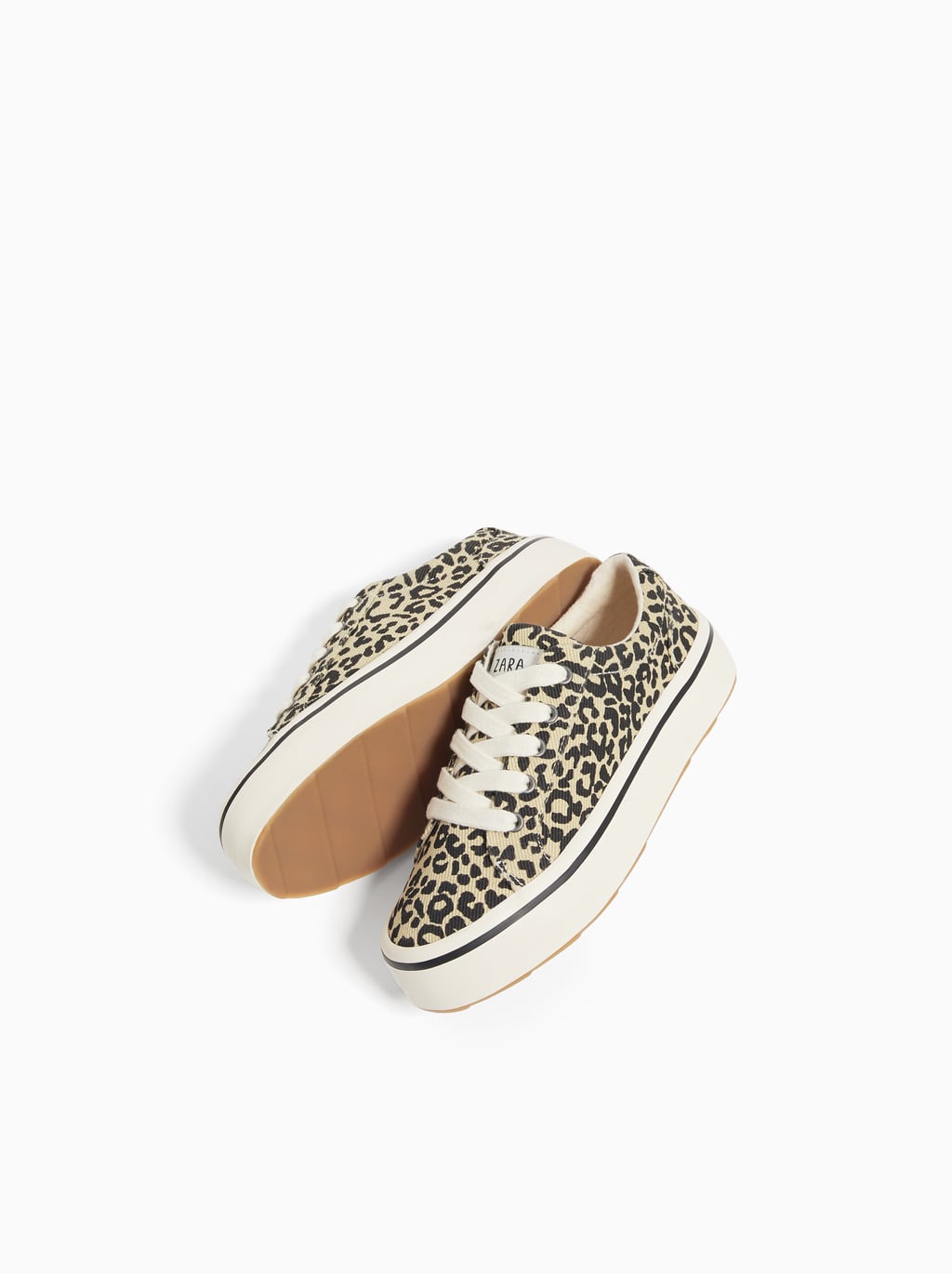 Bamba de tejido 100% algodón con estampado de leopardo. Suela de goma. Disponibles en Zara Kids por 19,95 euros hasta el número 40.