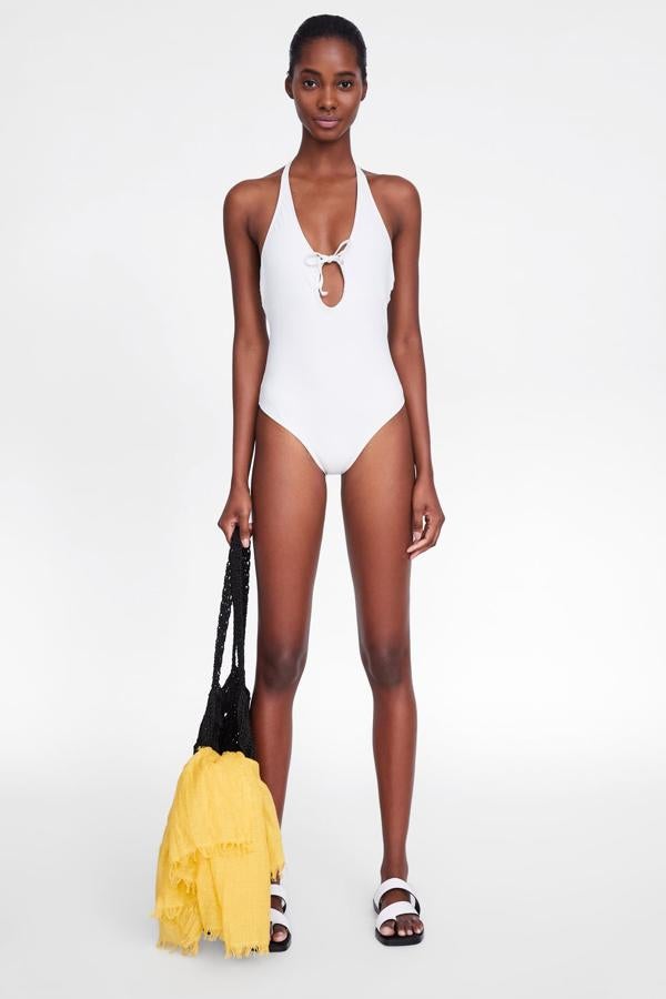 La sencillez máxima, perfecta para realzar el bronceado ya entrado el verano. Su único adorno es el detalle de cordón en el escote (9,99 euros).