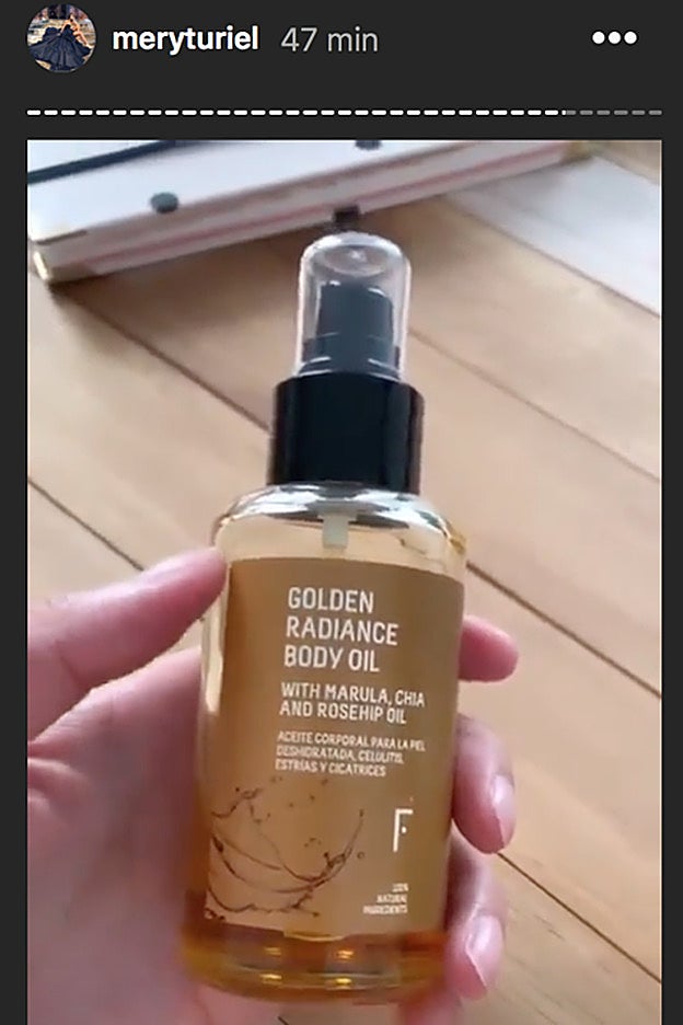 El Golden Radiance Oil lleva aceite de jojoba, rosa mosqueta o almendras..