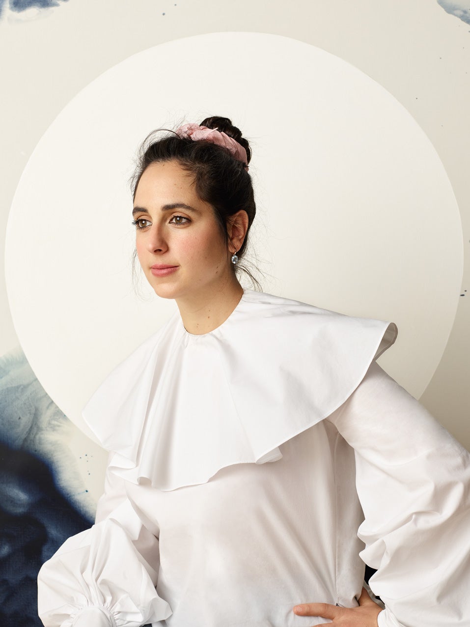 Delante de Moon Shadow, de Lois Lane, Amaia Arrazola lleva camisa de Pedro del Hierro y pendientes de Swarovsky.