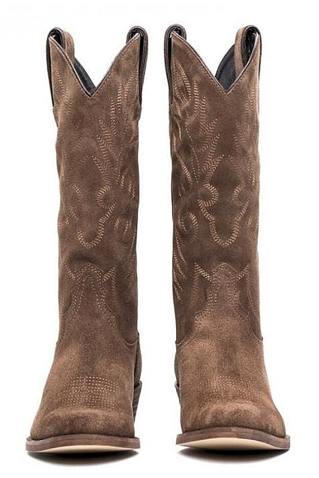 Botas vaqueras marrones de media caña, 218 euros.