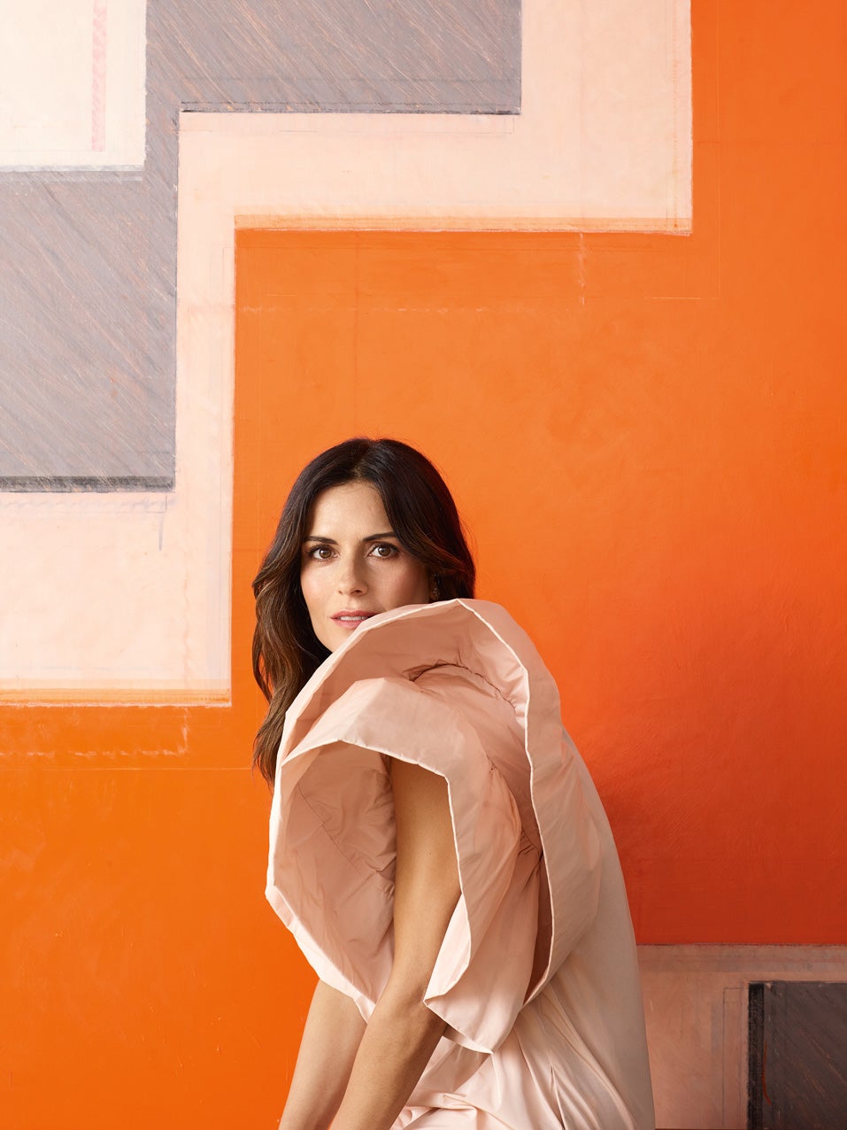 Ante Anyday, de Roberto Caracciolo, Carmen García Huerta, con vestido de The 2nd Skin, joyas de Swarovsky y reloj de Elixa. La Colección Roberto Polo, Centro de Arte Moderno y Contempo-ráneo de Castilla-La Mancha, con sede en Toledo y Cuenca, es la más importante de nuestro país de autores extranjeros.