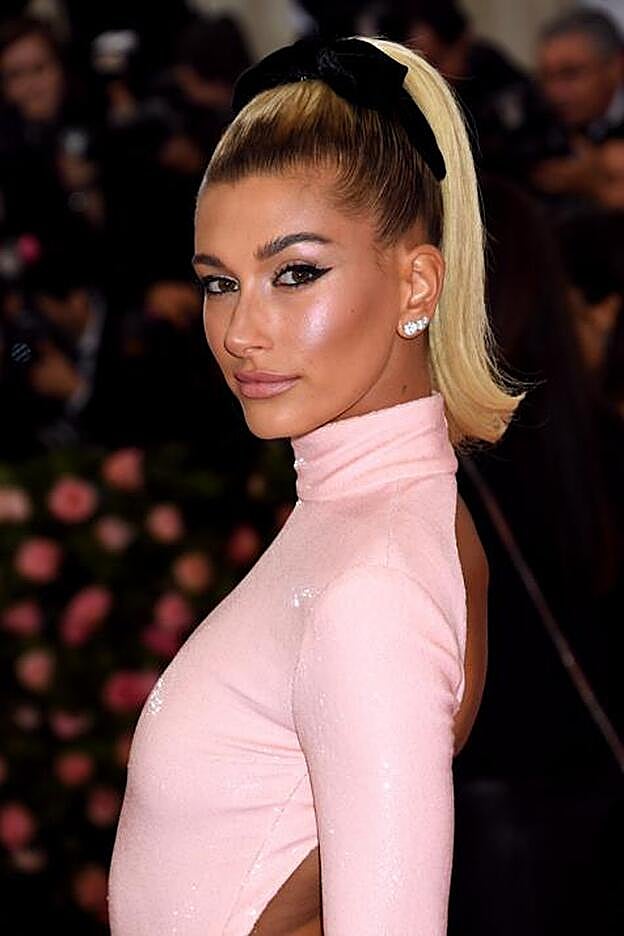 Hailey Baldwin ha sido otra de las famosas en apuntarse a este tipo de coleta alta, en este caso en una versión mucho más pulida.