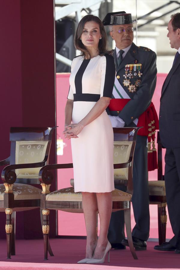 El lunes 13 de mayo de 2019, para acudir los actos de celebración del 175º Aniversario de la Guardia Civil, la Reina estrenó este favorecedor vestido blanco de silueta lápiz con detalles en negro que estilizan y hace la cintura más delgada. Todavía no sabemos qué marca lo firma.
