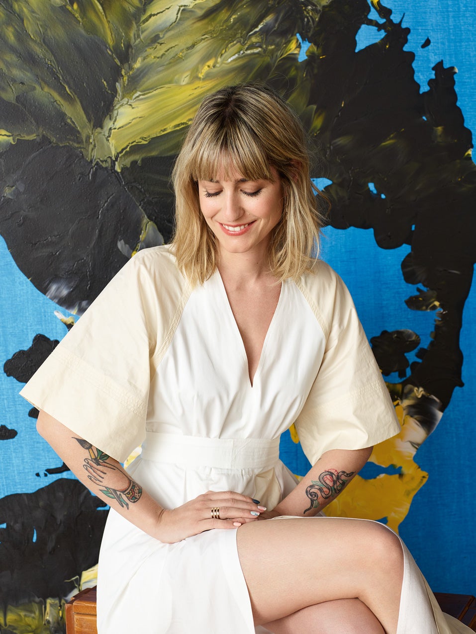 María Hesse ha elegido vestido de Sportmax y anillos de Elixa y de Tous, para posar ante Rumbi, de Ed Moses.