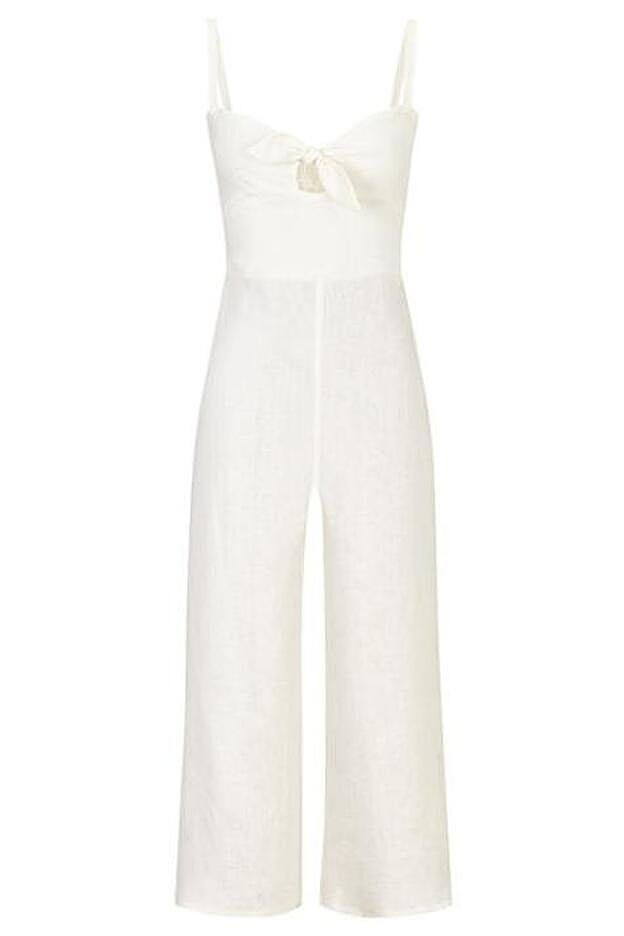 Mono de lino blanco con escote en forma de corazón y pantalón de corte midi, 79 euros.