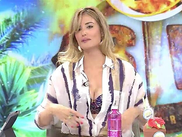 Alba Carrillo con el sujetador al descubierto en 'Ya es mediodía'.