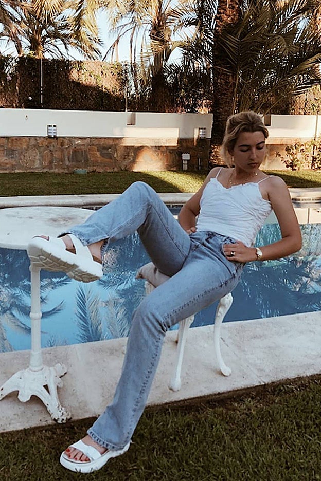 Alba Díaz con las sandalias de Genuins, dotadas de suela anatómica.