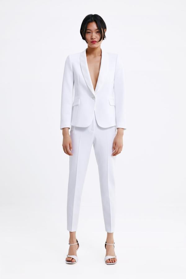 En Zara hemos encontrado este traje blanco para copiar a la Reina: la chaqueta entallada cuesta 49.95 euros, y los pantalones pitillo, 29.95 euros.