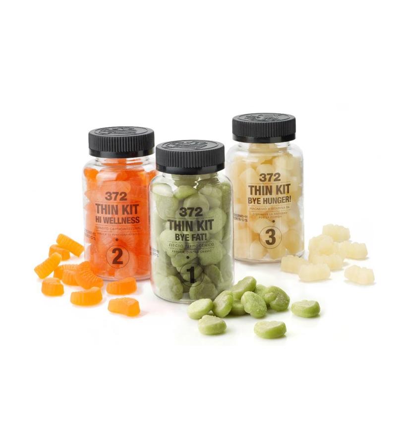 Formado por tres tipologías de caramelos blandos (gominolas sin azúcar), con color, sabor y forma diferentes. Cada uno ejerce, gracias a su composición, un efecto determinado. By Fat! (verde) tiene efecto termogénico para ayudar a quemar grasas.Hi Wellness (naranja) regula en tránsito instentinal. Bye Hunger! (amarillo) disminuye la ansiedad por la comida. (66 €).
