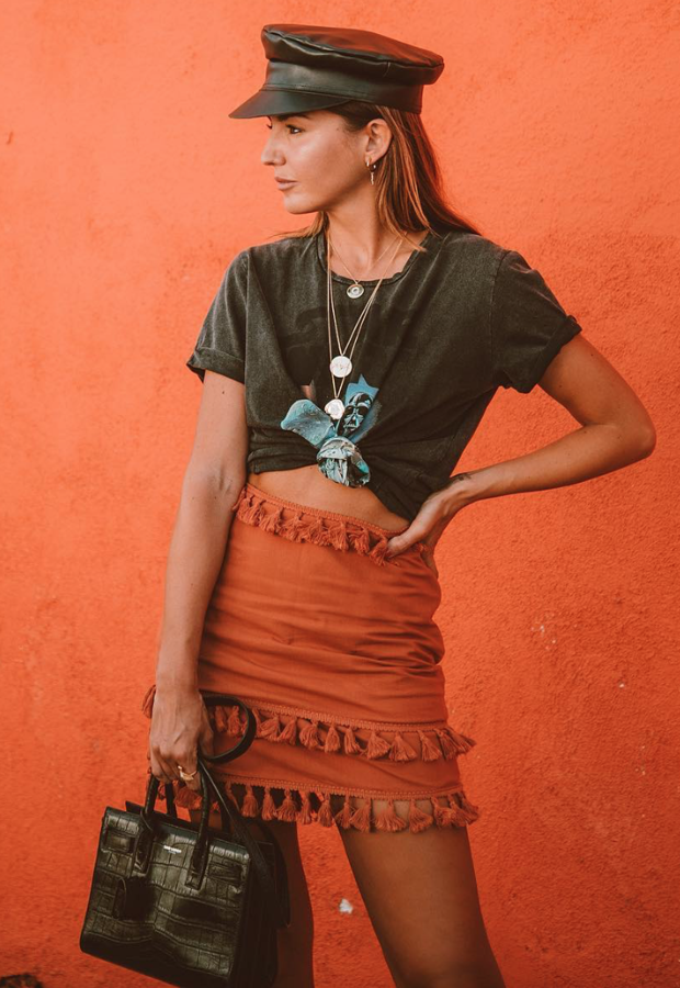 Alexandra Pereira lleva una de las faldas de su colección: Tatiana, en algodón de color naranja y con detalles de flecos. Ahora mimsmo está rebajada: 39 euros.