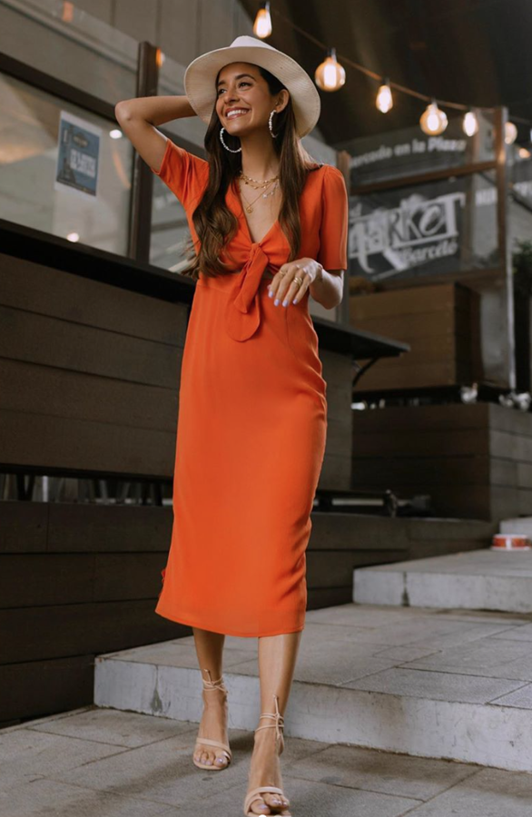 El vestido midi color naranja oscuro que lleva MaríaFernández-Rubíes es de Lady Pepa y cuesta 159,95 euros. Se llama Camile y está confeccionado en tejido de crespón forrado.