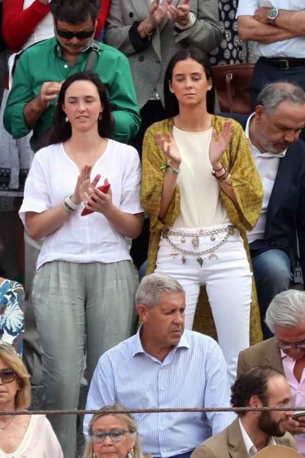 Para acudir a la Plaza de Las Ventas de Madrid durante la Feria de San Isidro 2019, Victoria Federica apostó por un look que bien podría estar en el Instagram de alguna 'influencer'. La sobrina del Rey acompañó unos pantalones blancos básicos de un original kimono con estampado étnico, un cinturón de cadenas y unos 'earcuff' de plena tendencia.
