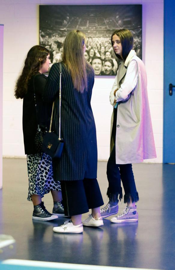 Victoria Federica combina un trench sin mangas, una de  las prendas que también usa la Reina Letizia , con zapatillas Converse.