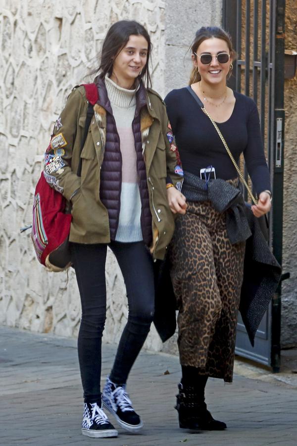 Victoria Federica apuesta por un look 'casual' muy acorde a su edad, con parka militar, al más puro  estilo Marta Ortega , y zapatillas Vans.