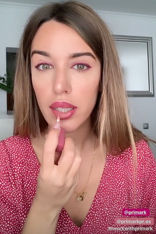 Para rematar, rellena los labios con un gloss más rosado.