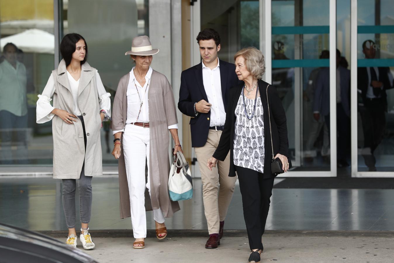 Para visitar a su abuelo, el Rey Don Juan Carlos, en el hospital, Victoria Federica se decantó por un look sencillo, pero con piezas de plena tendencia: un maxi chaleco y las zapatillas favoritas de las influencers, las de efecto envejecido de Golden Goose.
