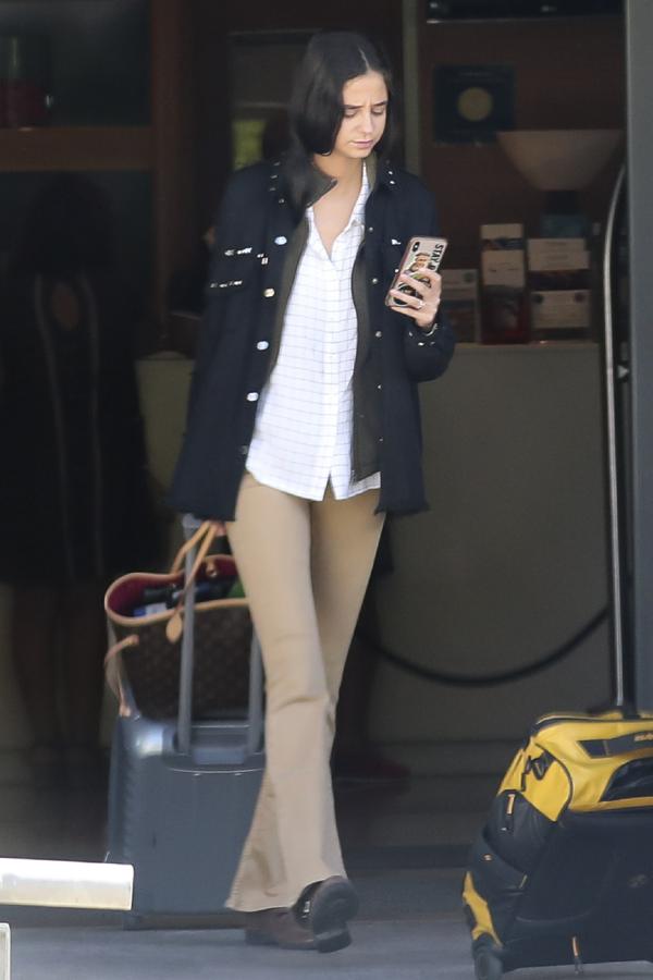 Victoria Federica no siempre presume de espíritu y estilo bohemio: en este caso, la vemos con un look clásico que bien podría haber estado en el armario de cualquier adolescente de finales de los '90 o principios de los 2000.