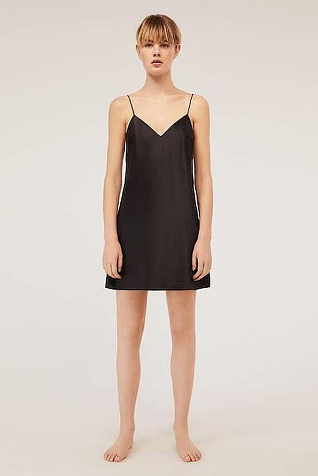 Camisóin de satén en color negro, 19,99 euros.