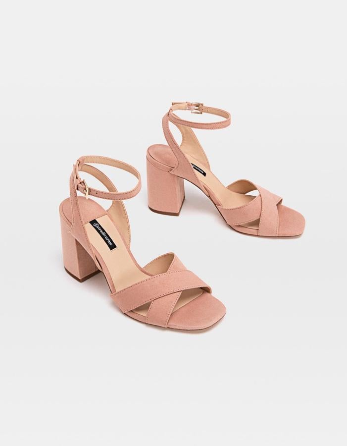 Sandalias de ante en rosa empolvado, con 'kitten heel' ancho, de Stradivarius (19.99 euros).