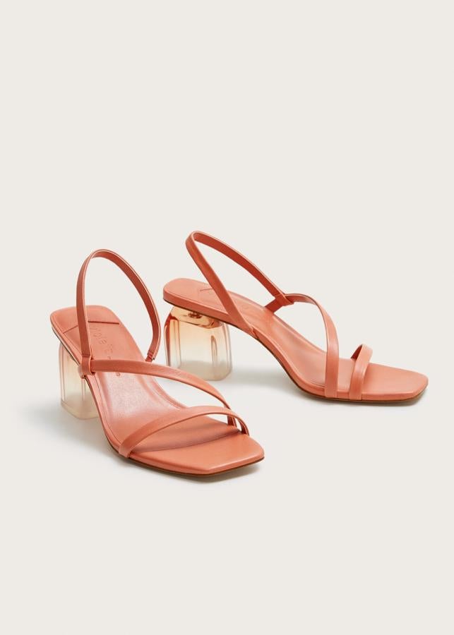 Sandalias de tiras en color coral con original tacón geométrico de Violeta by Mango (49.99 euros).