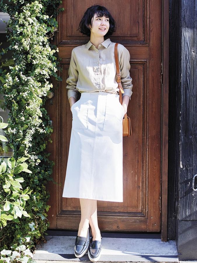 Conjuntos básicos de lino y algodón en tonos neutros, porque recuerda que el minimalismo atemporal es la clave de las prendas de Uniqlo.