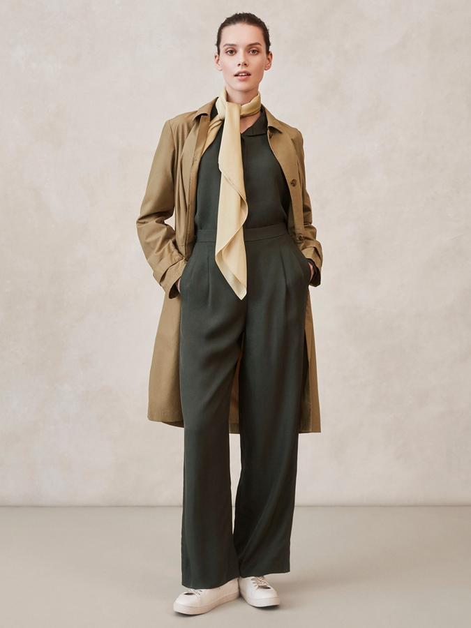 Un look bicolor en tonos otoñales como este en verde musgo y cámel (cpv en Uniqlo).