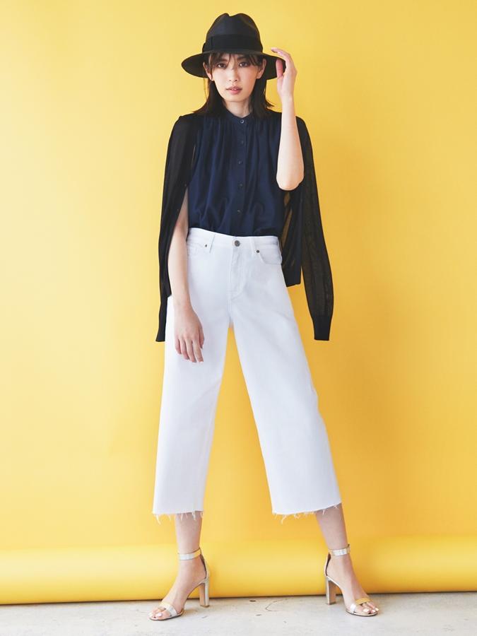 Un estilismo urbano con vaqueros 'cropped' y una chaqueta tan todoterreno como esta negra (29.90 euros).