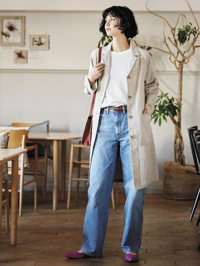 Un look de 'street wear' básico, atemporal y súper estiloso como este, con trench de lino de entretiempo y vaqueros 'boyfriend' (39.90 euros).