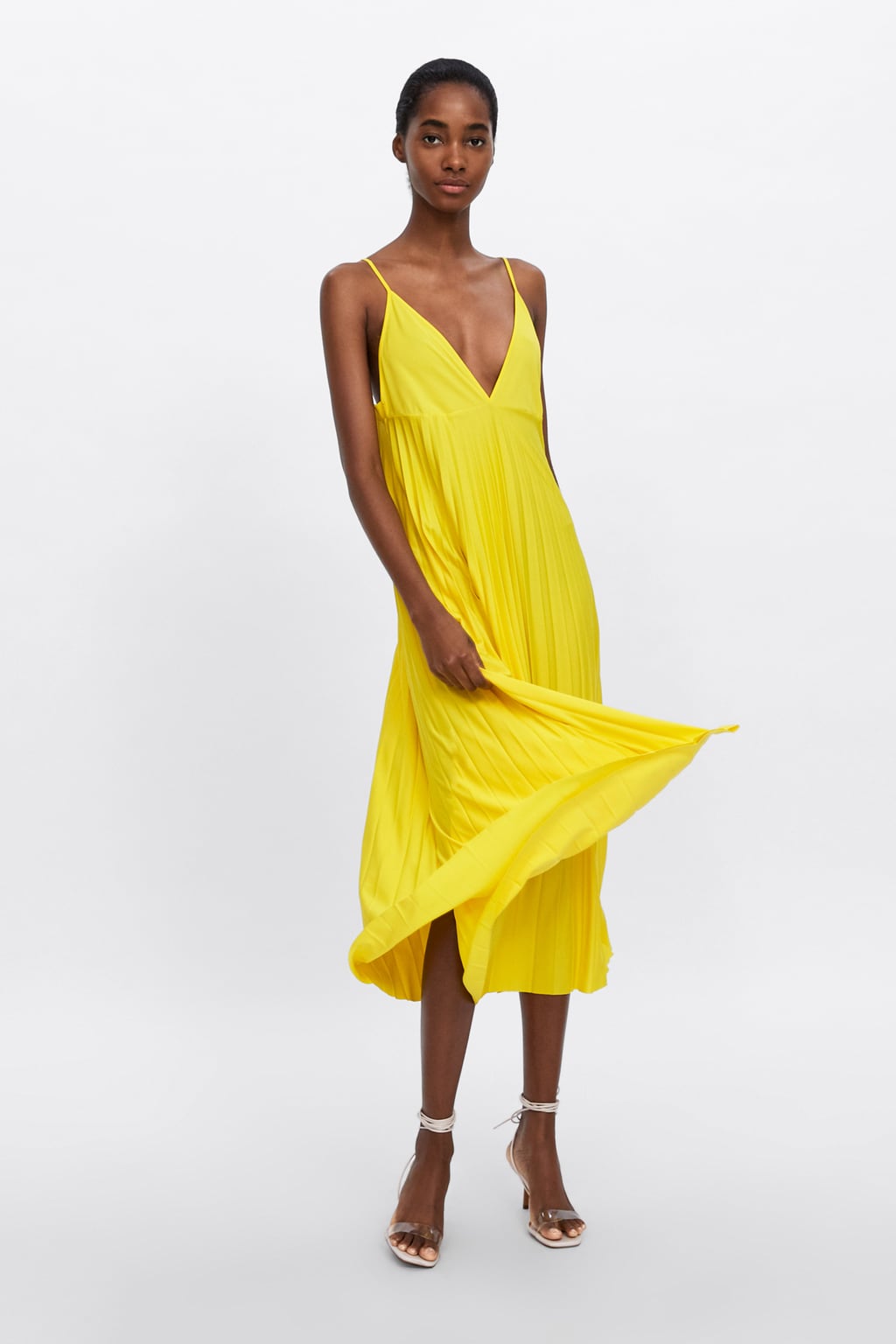 Este vestido lencero plisado de Zara hace escotazo y es una compra segura para tu armario más veraniego. (25,95 euros).