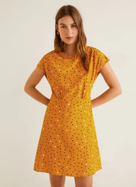 Dos tendencias de la temporada juntas en un vestido solo puede significar una cosa: robará todo el protagonismo al resto de prendas de tu armario y no te lo querrás quitar hasta el final del verano. De Mango. (29,99 euros).